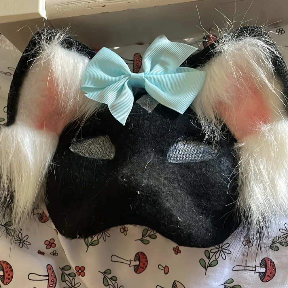 Feline mask!! New mask|cat| w/clip on bow accessory! Vision is clear! Durable!!!
